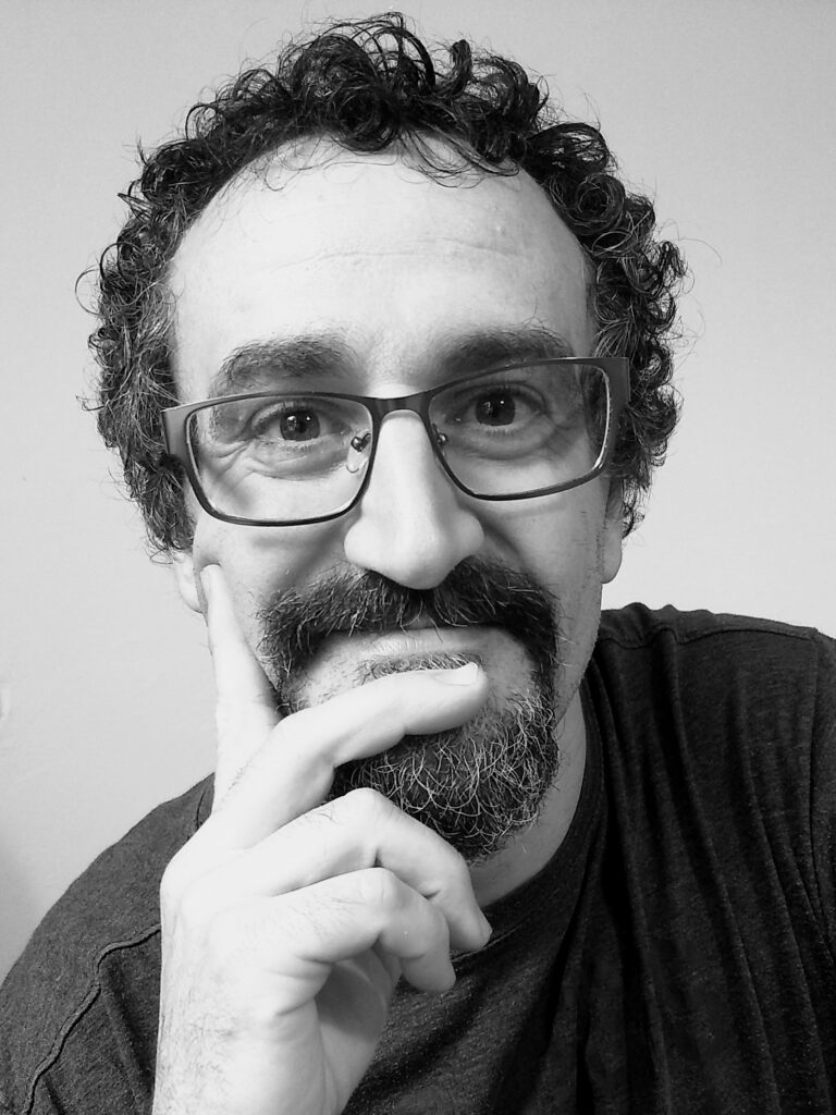 Jon Echanove, escritor de novela histórica y contemporánea, multicultural y existencialista, con el ritmo de las novelas de aventuras y adictivas como una novela negra